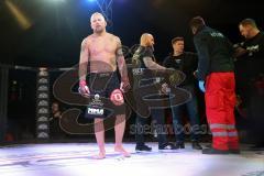 MMA - Young Blood Night - YBN Championship -77 kg - MARIO WITTMANN Ingolstadt gegen VLADIMIR FEDIN aus St. Petersburg, Russland - links Wittmann trifft den Russen mit dem rechten Knie am Unterbauch. rechts Arzt beim Gegner