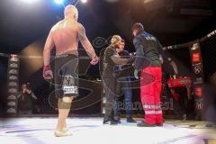 MMA - Young Blood Night - YBN Championship -77 kg - MARIO WITTMANN Ingolstadt gegen VLADIMIR FEDIN aus St. Petersburg, Russland - links Wittmann trifft den Russen mit dem rechten Knie am Unterbauch. rechts Arzt beim Gegner