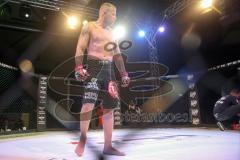 MMA - Young Blood Night - YBN Championship -77 kg - MARIO WITTMANN Ingolstadt gegen VLADIMIR FEDIN aus St. Petersburg, Russland - links Wittmann trifft den Russen mit dem rechten Knie am Unterbauch. rechts Arzt beim Gegner