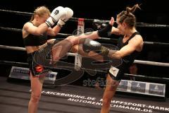 Gladiator Fight Night - Augenstein Ramona -55 Kg rechts Gladiator Fightclub Ingolstadt - Crisavitchi Christine links Team Medi links - Foto: Jürgen Meyer