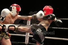 Gladiator Fight Night -Morina Albijon schwarze Hose rechts -43 Kg Gladiator Fightclub Ingolstadt - Rodernei Leonardo links Flying Kick Lauingen - Foto: Jürgen Meyer