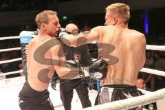 2. Gladiators Fight Night - Promikampf für guten Zweck - Karl Ettinger (FDP) (links) gegen Karl Straub (CSU), Sieger Karl Ettinger nach Punkte