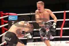 2. Gladiators Fight Night - Promikampf für guten Zweck - Karl Ettinger (FDP) (links) gegen Karl Straub (CSU), Sieger Karl Ettinger nach Punkte