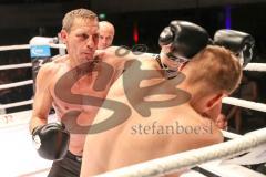 2. Gladiators Fight Night - Promikampf für guten Zweck - Karl Ettinger (FDP) (links) gegen Karl Straub (CSU), Sieger Karl Ettinger nach Punkte