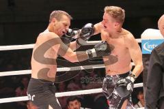 2. Gladiators Fight Night - Promikampf für guten Zweck - Karl Ettinger (FDP) (links) gegen Karl Straub (CSU), Sieger Karl Ettinger nach Punkte