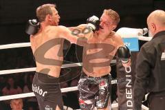 2. Gladiators Fight Night - Promikampf für guten Zweck - Karl Ettinger (FDP) (links) gegen Karl Straub (CSU), Sieger Karl Ettinger nach Punkte