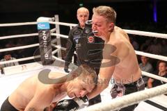2. Gladiators Fight Night - Promikampf für guten Zweck - Karl Ettinger (FDP) (links) gegen Karl Straub (CSU), Sieger Karl Ettinger nach Punkte