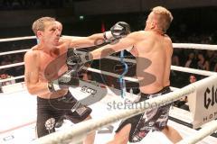 2. Gladiators Fight Night - Promikampf für guten Zweck - Karl Ettinger (FDP) (links) gegen Karl Straub (CSU), Sieger Karl Ettinger nach Punkte