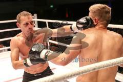 2. Gladiators Fight Night - Promikampf für guten Zweck - Karl Ettinger (FDP) (links) gegen Karl Straub (CSU), Sieger Karl Ettinger nach Punkte