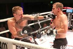 2. Gladiators Fight Night - Promikampf für guten Zweck - Karl Ettinger (FDP) (rechts) gegen Karl Straub (CSU), Sieger Karl Ettinger nach Punkte