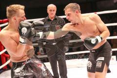 2. Gladiators Fight Night - Promikampf für guten Zweck - Karl Ettinger (FDP) (rechts) gegen Karl Straub (CSU), Sieger Karl Ettinger nach Punkte