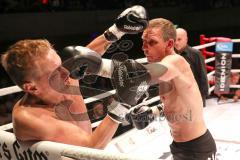 2. Gladiators Fight Night - Promikampf für guten Zweck - Karl Ettinger (FDP) (rechts) gegen Karl Straub (CSU), Sieger Karl Ettinger nach Punkte