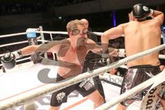 2. Gladiators Fight Night - Promikampf für guten Zweck - Karl Ettinger (FDP) (links) gegen Karl Straub (CSU), Sieger Karl Ettinger nach Punkte