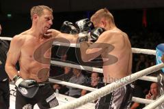 2. Gladiators Fight Night - Promikampf für guten Zweck - Karl Ettinger (FDP) (links) gegen Karl Straub (CSU), Sieger Karl Ettinger nach Punkte