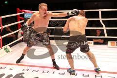 2. Gladiators Fight Night - Promikampf für guten Zweck - Karl Ettinger (FDP) (rechts) gegen Karl Straub (CSU), Sieger Karl Ettinger nach Punkte