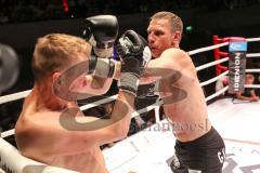 2. Gladiators Fight Night - Promikampf für guten Zweck - Karl Ettinger (FDP) (rechts) gegen Karl Straub (CSU), Sieger Karl Ettinger nach Punkte