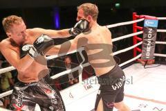 2. Gladiators Fight Night - Promikampf für guten Zweck - Karl Ettinger (FDP) (rechts) gegen Karl Straub (CSU), Sieger Karl Ettinger nach Punkte