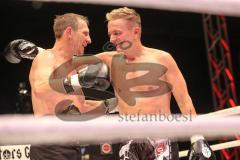 2. Gladiators Fight Night - Promikampf für guten Zweck - Karl Ettinger (FDP) (links) gegen Karl Straub (CSU), Sieger Karl Ettinger nach Punkte