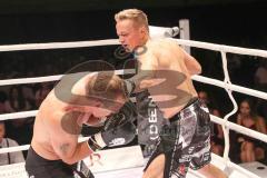 2. Gladiators Fight Night - Promikampf für guten Zweck - Karl Ettinger (FDP) (links) gegen Karl Straub (CSU), Sieger Karl Ettinger nach Punkte