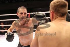2. Gladiators Fight Night - Promikampf für guten Zweck - Karl Ettinger (FDP) (links) gegen Karl Straub (CSU), Sieger Karl Ettinger nach Punkte