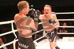 2. Gladiators Fight Night - Promikampf für guten Zweck - Karl Ettinger (FDP) (links) gegen Karl Straub (CSU), Sieger Karl Ettinger nach Punkte