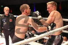2. Gladiators Fight Night - Promikampf für guten Zweck - Karl Ettinger (FDP) (links) gegen Karl Straub (CSU), Sieger Karl Ettinger nach Punkte