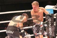 2. Gladiators Fight Night - Promikampf für guten Zweck - Karl Ettinger (FDP) (links) gegen Karl Straub (CSU), Sieger Karl Ettinger nach Punkte
