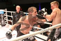 2. Gladiators Fight Night - Promikampf für guten Zweck - Karl Ettinger (FDP) (links) gegen Karl Straub (CSU), Sieger Karl Ettinger nach Punkte
