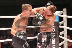 2. Gladiators Fight Night - Promikampf für guten Zweck - Karl Ettinger (FDP) (links) gegen Karl Straub (CSU), Sieger Karl Ettinger nach Punkte