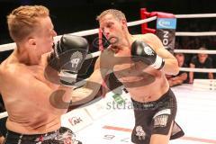 2. Gladiators Fight Night - Promikampf für guten Zweck - Karl Ettinger (FDP) (rechts) gegen Karl Straub (CSU), Sieger Karl Ettinger nach Punkte
