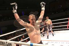 2. Gladiators Fight Night - Promikampf für guten Zweck - Karl Ettinger (FDP) (links) gegen Karl Straub (CSU), Sieger Karl Ettinger nach Punkte