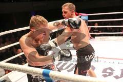2. Gladiators Fight Night - Promikampf für guten Zweck - Karl Ettinger (FDP) (rechts) gegen Karl Straub (CSU), Sieger Karl Ettinger nach Punkte