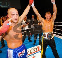 Kickboxen WM Jens Lintow - Alessio Rondelli - Jens respektiert die Niederlage und hebt auch den Arm des Siegers Rondelli