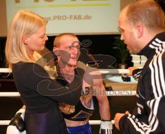 Kickboxen Weltmeisterschaft Titelverteidigung Johannes Wolf gegen Sunny The Hitman Hira im Stadttheater Ingolstadt - Tränen in den Augen - Veranstalterin Judith Lintow und Trainer Jens Lintow haben Wolf im Arm