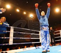 Kickboxen WM Jens Lintow - Alessio Rondelli - Lintow beim Ringeinzug. Lässt sich vom Publikum feiern