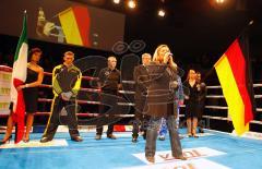 Kickboxen WM Jens Lintow - Alessio Rondelli - die deutsche Nationlahymne gesungen von Mel (Groove Coverage)