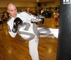 Pressetraining - Jens Lintow - Kickbox WM - Vorbereitung - am Sandsack