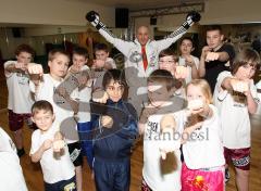 Pressetraining - Jens Lintow -  Kickbox WM - Kickboxtempel - Jens Lintow mit seinen Nachwuchsschülern