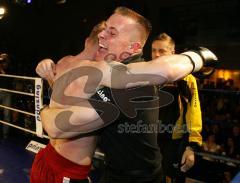 Kickbox WM am 1.3.08 Ingolstadt - Viktor Hofmann gegegn Kaabunga Abubaaker - WM. Sieg Mario Wrede nimmt Hofmann in den Arm