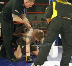 Kickbox WM am 1.3.08 Ingolstadt - Rene Kretschmar gegen Lorand Sachs. Die Betreuer Kai Becker und Mario Wrede werfen das Handtuch fr Rene und helfen ihm