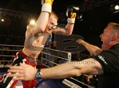 Kickbox WM am 1.3.08 Ingolstadt - Viktor Hofmann gegegn Kaabunga Abubaaker - WM. KO Sieg. Hofmann springt Wrede in die Arme