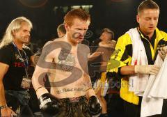 Kickbox WM am 1.3.08 Ingolstadt - Rene Kretschmar gegen Lorand Sachs. Geschlagen geht Rene zurück  in die Ecke. Im Hintergrund feiert Sachs. Rechts Renes Trainer Kai Becker