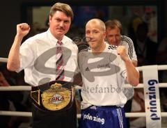 Kickboxen - Gala - Abschiedskampf Jens Lintow - EM Johannes Wolf - Nach seinem letzten Kampf schenkt Jens Lintow seinem Sponsor und Gönner Stiefen Prinzing seinen wichtigsten WM-Gürtel