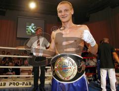 Kickboxen - Gala - Abschiedskampf Jens Lintow - EM Johannes Wolf gegen Nabil MAJOUBI jubelt. ISKA Titel verteidigt