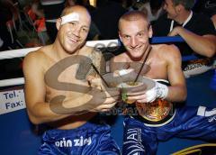 Kickboxen - Gala - Abschiedskampf Jens Lintow - EM Johannes Wolf und Jens Lintow feiern noch mit den Kampfdress sitzend im Rind.