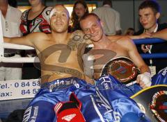 Kickboxen - Gala - Abschiedskampf Jens Lintow - EM Johannes Wolf und Jens Lintow schauen sich liegend im Ring den Abschiedsfilm von Jens Lintow an