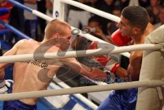 Kickboxen - Gala - Abschiedskampf Jens Lintow - EM Johannes Wolf bedrängt den Franzosen Nabil MAJOUBI in der Ecke bis der Ringrichter abbricht