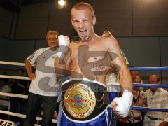 Kickboxen - Gala - Abschiedskampf Jens Lintow - EM Johannes Wolf gegen Nabil MAJOUBI jubelt. ISKA Titel verteidigt