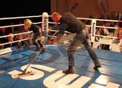 Kickboxen - WAKO - Weltemeisterschaft - Johannes Wolf - Daniel Martins Titelverteidiger - In der Rundenpause wurde der rutschige Ringboden getrocknet