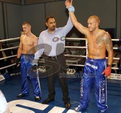 Kickboxen - Gala - Abschiedskampf Jens Lintow - EM Johannes Wolf - Abbruch durch Verletzung. Der Kampf wird ausgepunktet. Jens Lintow gewinnt gegen den Ungarn Siklodi Jozsef, der danach einfach aus dem Ring geht